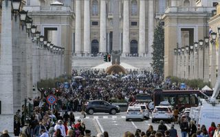 Massale belangstelling zaterdag bij de Sint Pieter in Rome. beeld EPA, Massimo Percossi