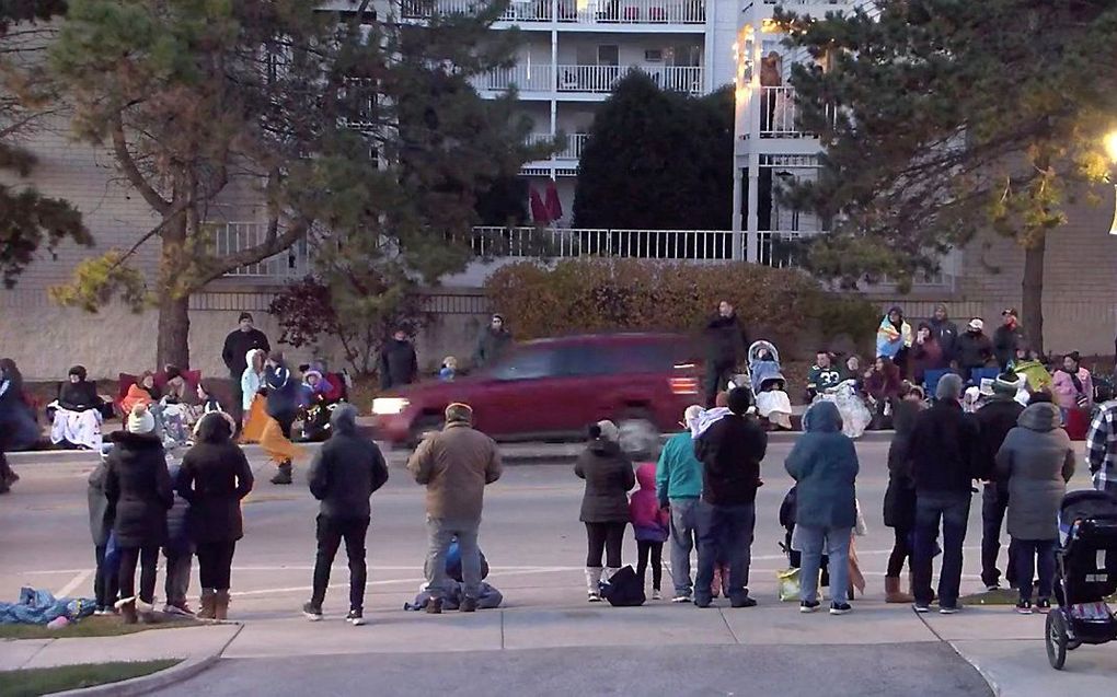 Beeld uit een video waarop te zien is dat een auto met hoge snelheid wil inrijden op mensen die kijken naar een optocht. beeld City of Waukesha/AFP