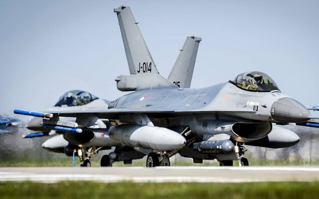 LEEUWARDEN. Nederlandse F-16’s tijdens de internationale oefening Frisian Flag vorig jaar op vliegbasis Leeuwarden. beeld ANP, Remko de Waal