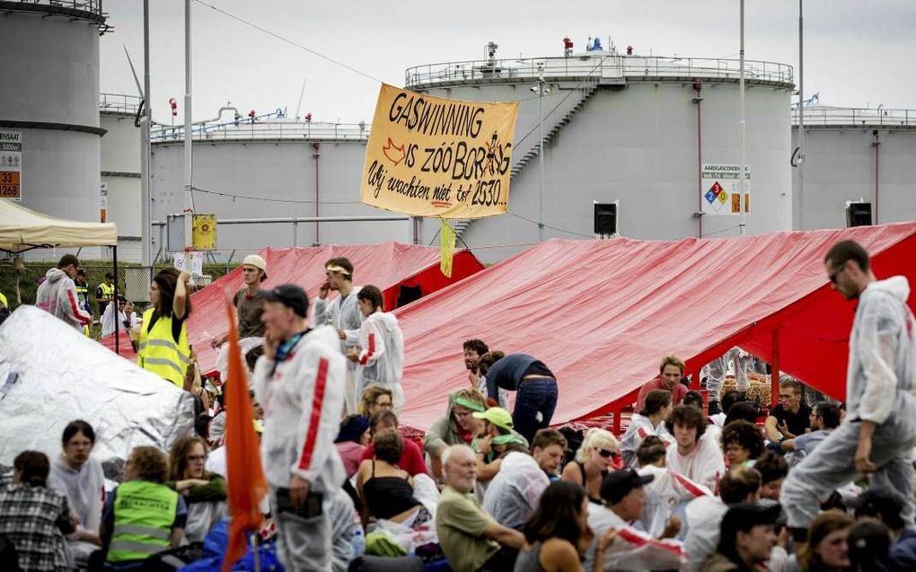 Actievoerders hebben dinsdag in Farmsum (gemeente Delfzijl) hun tenten opgeslagen voor een locatie van de Nederlandse Aardolie Maatschappij. Met de zitblokkade demonstreren ze tegen de Groningse gaswinning. De sfeer werd dinsdagavond even grimmig toen de 