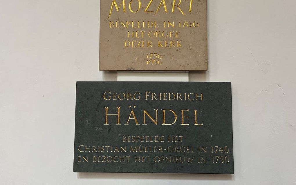 Gedenkstenen voor Händel en Mozart in de Grote of St.-Bavokerk in Haarlem. Beeld Gemeente Haarlem