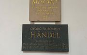 Gedenkstenen voor Händel en Mozart in de Grote of St.-Bavokerk in Haarlem. Beeld Gemeente Haarlem