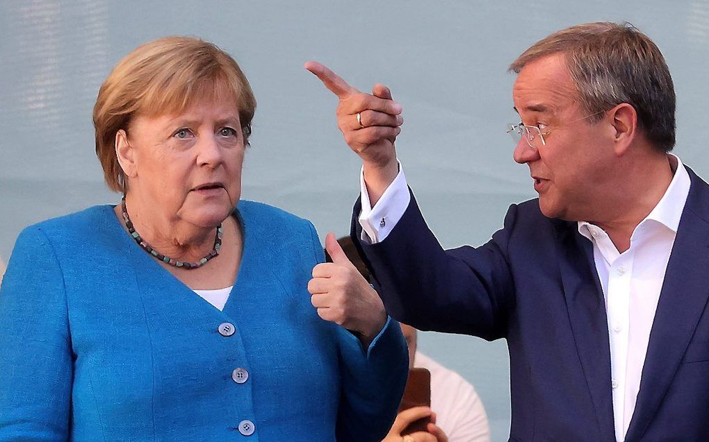 Armin Laschet (r.) en Angela Merkel. beeld EPA, FRIEDEMANN VOGEL