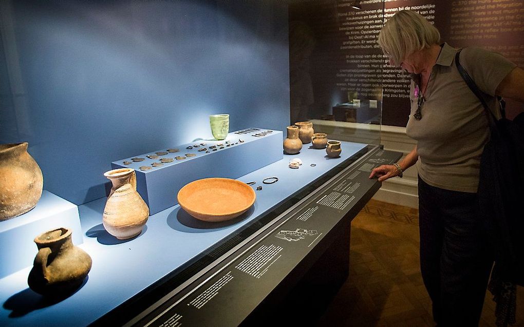 De Krim-collectie bestaande uit onder meer een gouden zwaardschede, een pronkhelm en talloze juwelen in het Allard Pierson Museum. beeld ANP BART MAAT