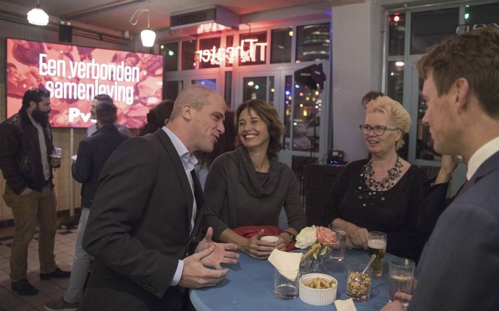 PvdA-leider Samsom maandag na de presentatie van het conceptverkiezingsprogramma van zijn partij in Rotterdam. De sociaaldemocraten schrijven daarin dat ze een inclusieve samenleving willen die gekenmerkt wordt door zekerheid, zeggenschap en vertrouwen. b