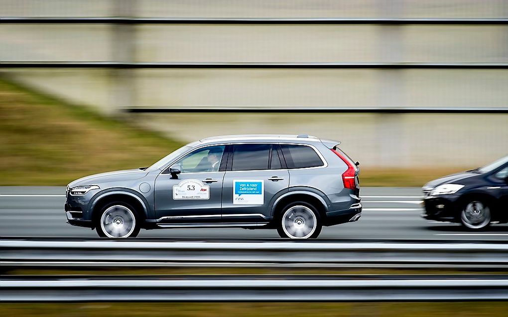 Een zelfrijdende auto op de A2. beeld ANP