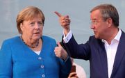 Armin Laschet (r.) en Angela Merkel. beeld EPA, FRIEDEMANN VOGEL