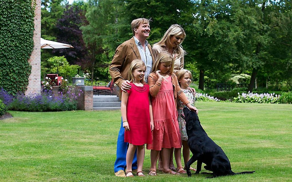 De koninklijke familie in 2013 op de foto met labrador Skipper. beeld ANP, JERRY LAMPEN