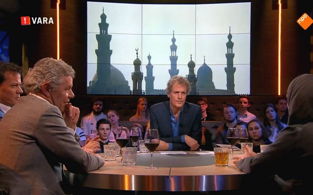 Beeld van het televisieprogramma Pauw gisteravond, met links dr. P. J. Visser, in het midden presentator Jeroen Pauw. beeld RD