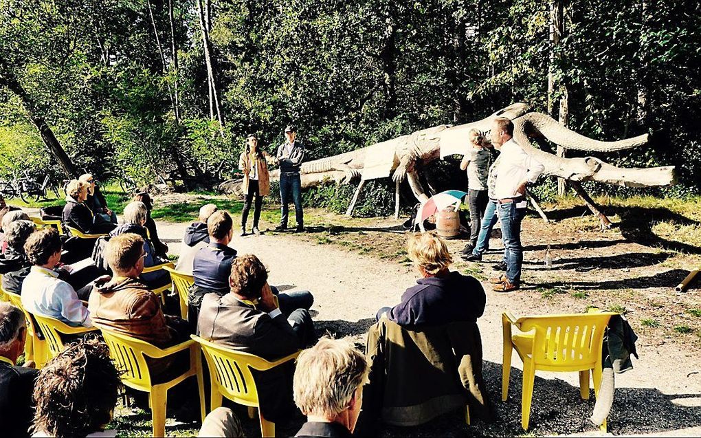 Tijdens het Springtij forum zijn diverse sessie op het strand of in een duinpan. Foto: editie van 2018. beeld Springtij