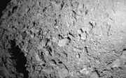 De schaduw van Mascot is zichtbaar op de foto die de lander maakte tijdens zijn afdaling naar asteroïde Ryugu. beeld DLR