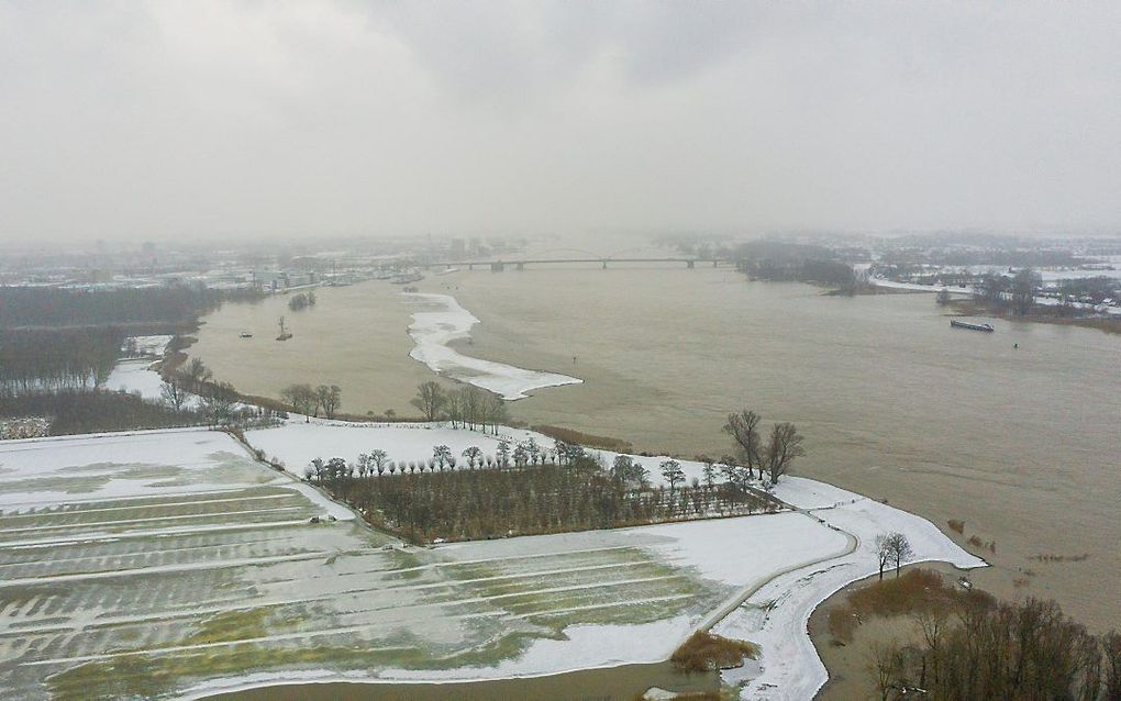 Ondergelopen uiterwaarden bij Boven-Hardinxveld. beeld Cees van der Wal