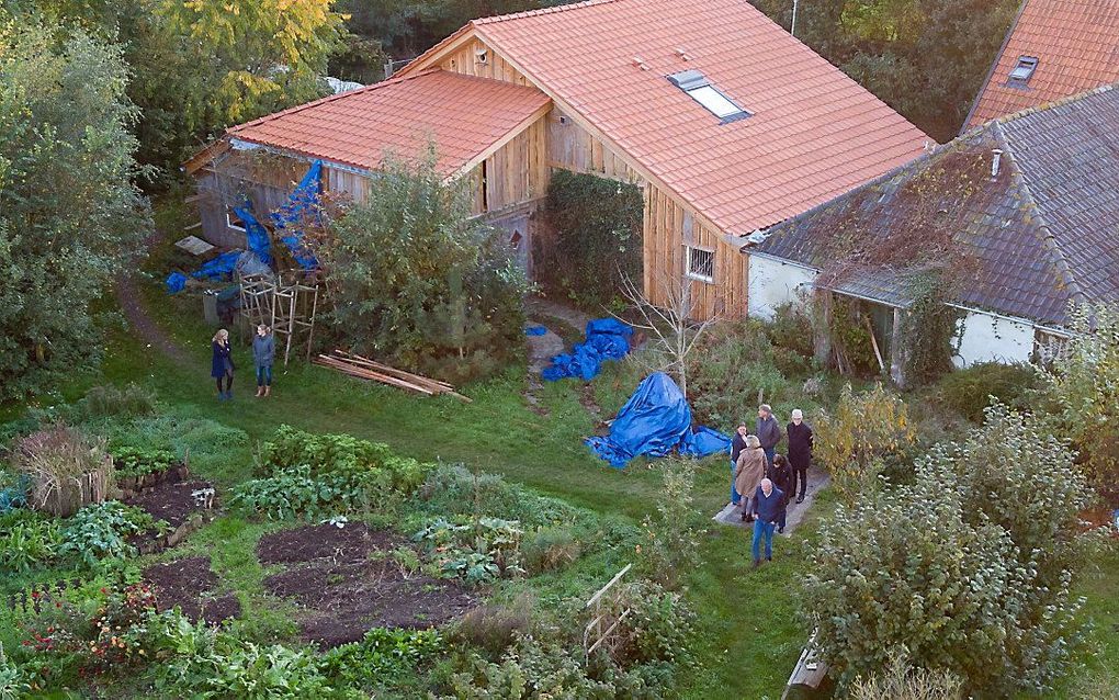 Leden van de rechtbank bezoeken de afgesloten ruimtes in de boerderij in Ruinerwold waar Gerrit Jan Van D. met vijf jongeren werd aangetroffen. beeld ANP, WILBERT BIJZITTER