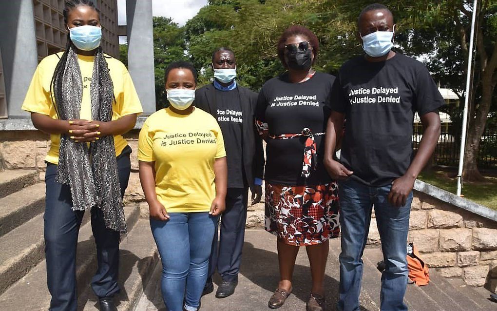 Vertegenwoordigers van Malawische mensenrechtenorganisaties bij de rechtbank in Blantyre. Beeld Kandani Ngwira