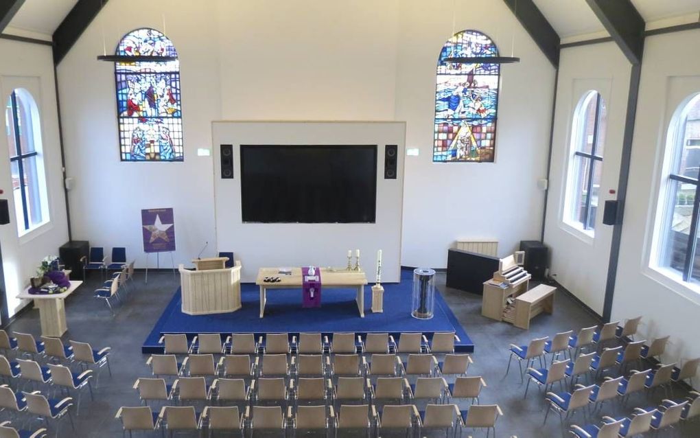 Een groot videoscherm, een digitaal orgel en glas-in-loodramen geven het liturgisch centrum mede vorm. beeld Jan Dirk van Scheyen