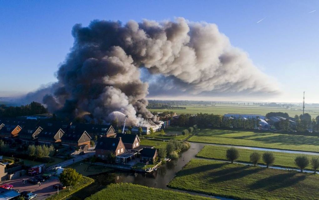 Bij verpakkings- en verzendbedrijf Montapacking in Molenaarsgraaf woedde donderdagochtend een grote brand. beeld Cees van der Wal