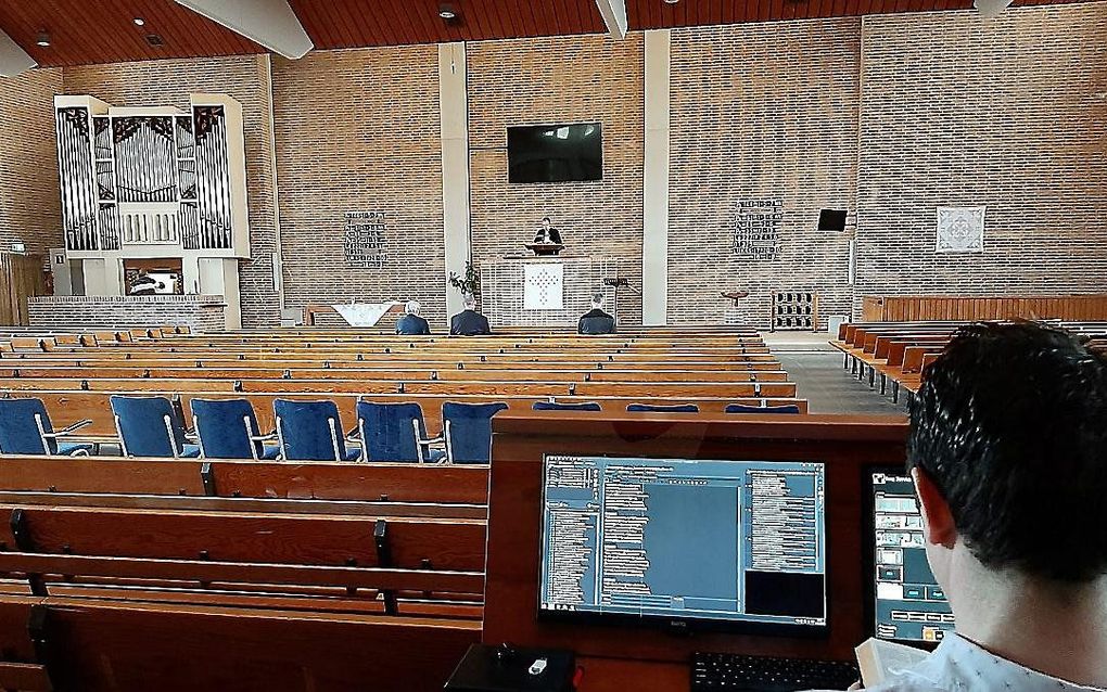 Dienst met minimale bezetting in de Hervormde Sionskerk in Papendrecht. beeld Piet Stout