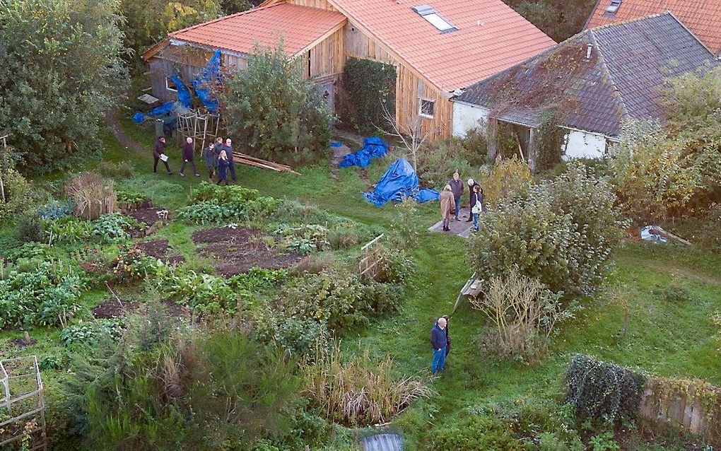 Leden van de rechtbank bezoeken de boerderij in Ruinerwold. beeld ANP