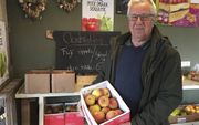 Fruitteler Bram Manneke uit Breskens met onverkochte appels en peren. beeld Omroep Zeeland