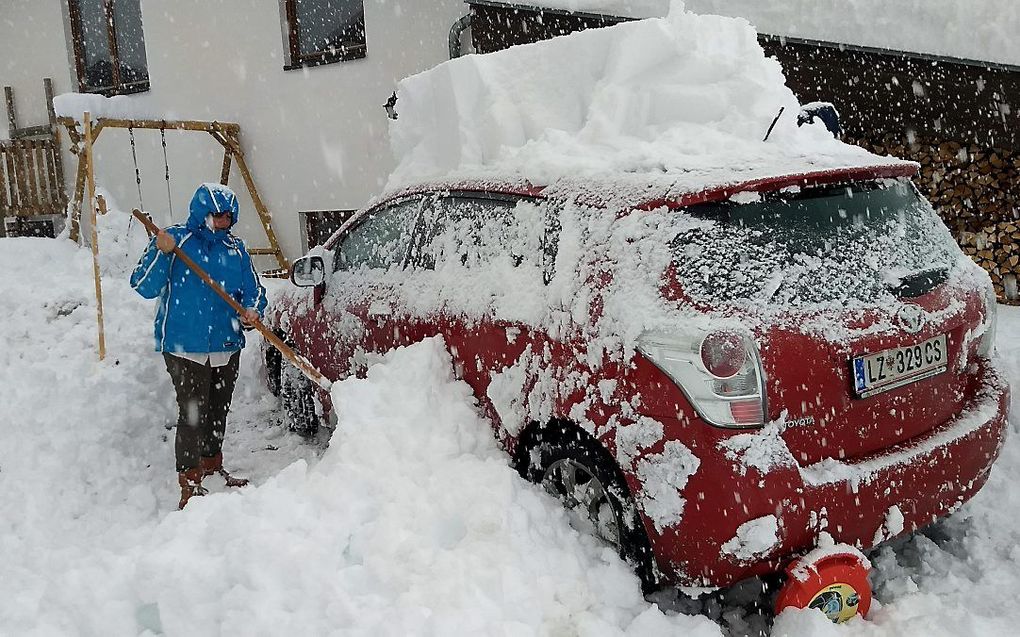 De Nederlandse familie Van Aalst kampt in Oostenrijk met hevige sneeuwval. beeld fam. Van Aalst