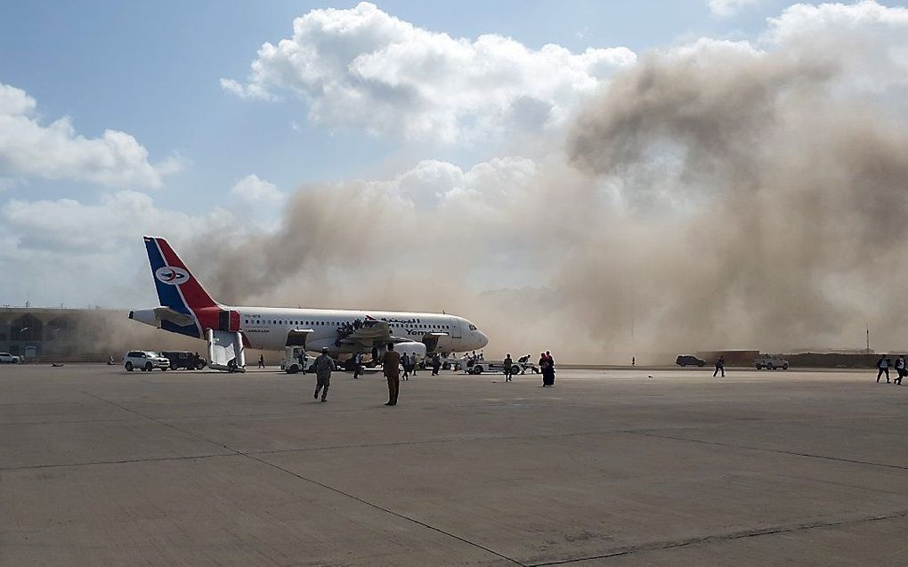 Rookwolken boven het vliegveld van Aden. beeld AFP, Saleh Al-Obeidi