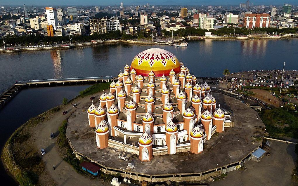 Moskee in de stad Makassar op Sulawesi (Indonesië). beeld AFP, Indra Abriyanto