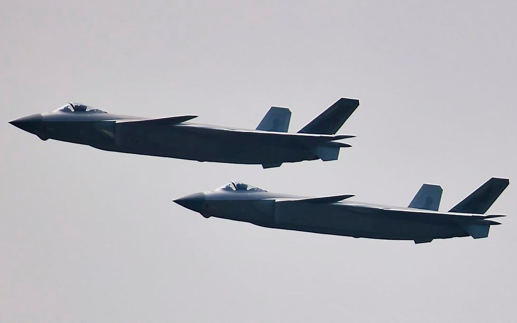 Chinese militaire vliegtuigen tijdens een luchtvaartshow in Zhuhai. beeld EPA, Alex Plavevski