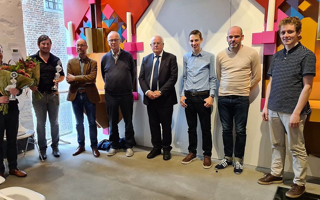 V.l.n.r.: de beide winnaars: Adrie van Manen (l.) en Martijn Borsje. Daarnaast de juryleden: Henk Verhoef, Gert Oldenbeuving en Jos van der Kooy. Daarnaast de overige deelnemers: Jan Hoogendoorn, Joost van Beek en Marien Valk. beeld Wilma Seijbel