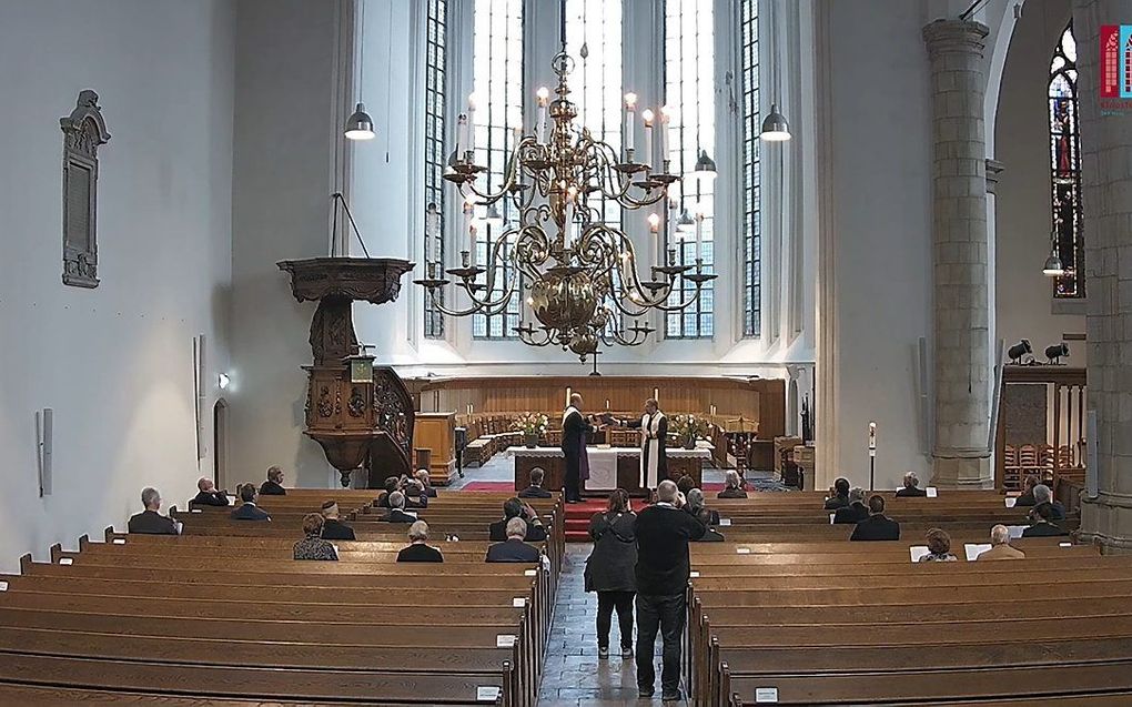 Ds. K. H. Ubels (r.) overhandigt de dienstbijbel aan zijn opvolger, ds. G. J. van der Ende. beeld Gerrit van Dijk