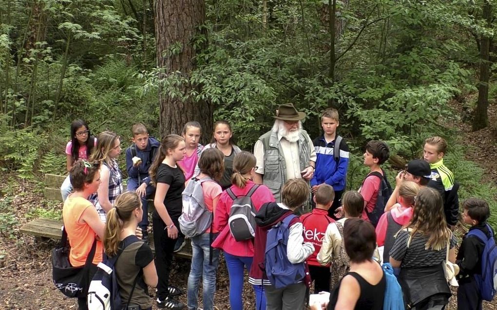 EDE. Louis Fraanje, het boegbeeld van de Jac. Gazenbeekstichting, tijdens een natuurwandeling met kinderen. beeld: Jac. Gazenbeekstichting, Jan van Uffelen