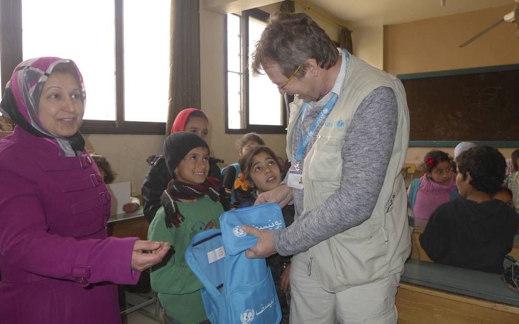 DAMASCUS. Unicef-medewerker Bart Vrolijk deelt rugzakjes uit aan Syrische kinderen. beeld Bart Vrolijk