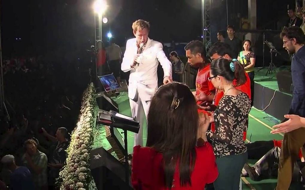 Mattheus van der Steen tijdens het TRIN Gospel Music Festival Myanmar (Birma) in 2014. beeld Youtube