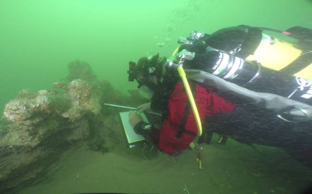 Onderwaterarcheoloog Martijn Manders aan het meten en tekenen toen hij vorig jaar september het wrak van de Rooswijk onderzocht. beeld Rijksdienst voor het Cultureel Erfgoed