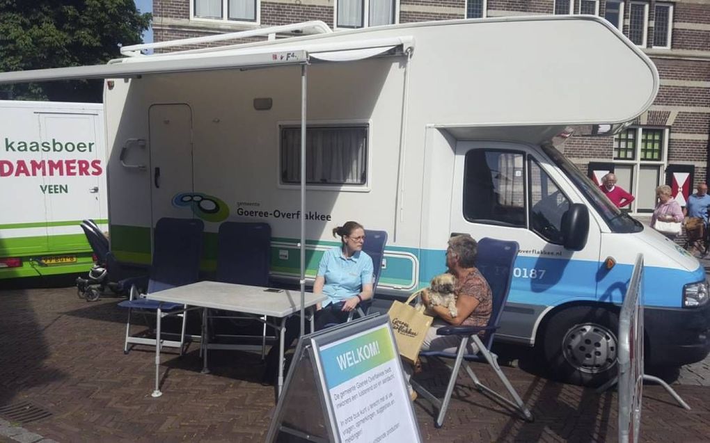 De camper met gemeenteambtenaren stond vanmorgen op de weekmarkt in Ouddorp. beeld gemeente Goeree-Overflakkee