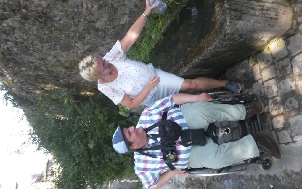 Hilda de Heer met Maarten Kooij tijdens een reis van Ichthus in Frankrijk. beeld Hilda de Heer
