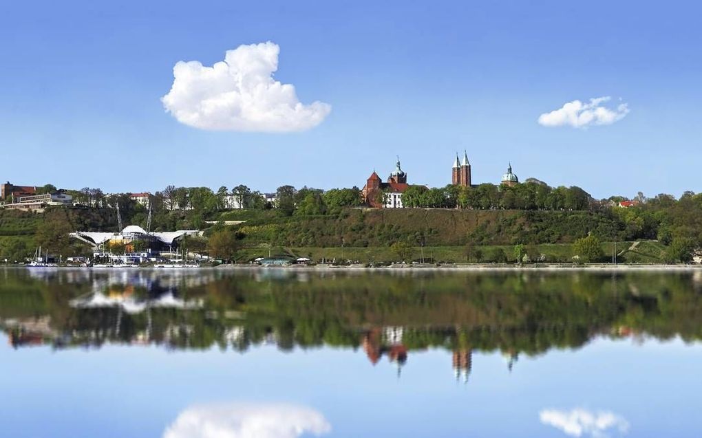 PLOCK. Traag stroomt het water van de Wisla langs de oude handelsstad Plock. Polens grootste rivier is hier onbevaarbaar geworden voor grote schepen. Onder meer de directie van de lokale scheepswerf –eigendom van branchegenoot Veka in Werkendam– hoopt daa