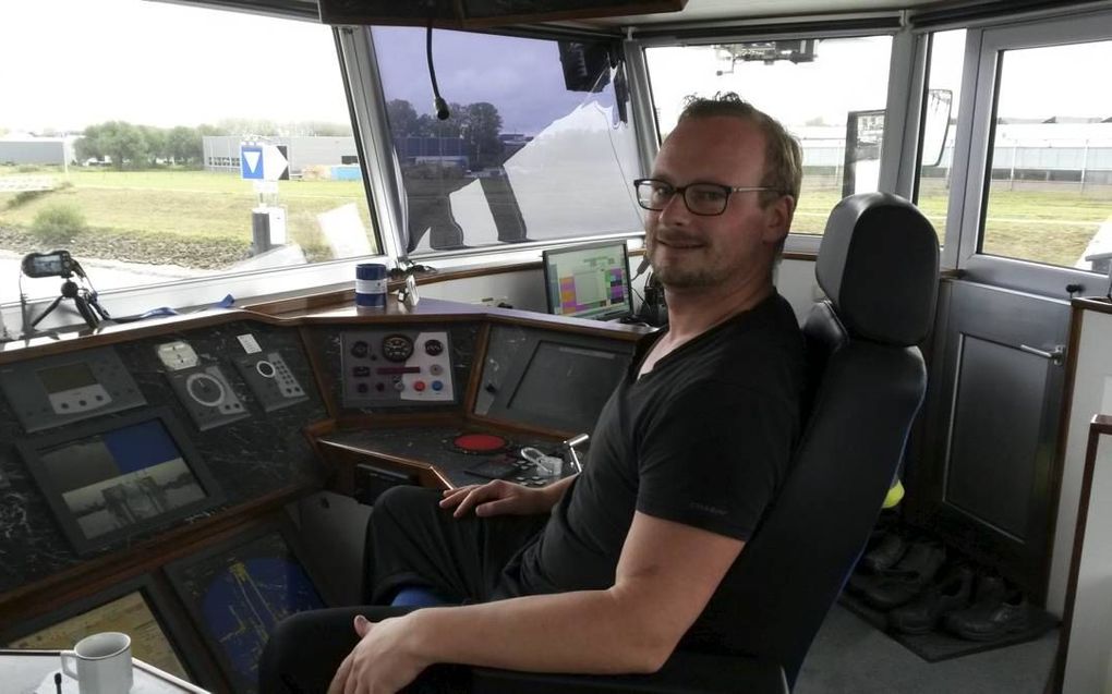 Docent Dirk Boere uit Espel vaart als aflosschipper in de binnenvaart. beeld DirkVaartWel