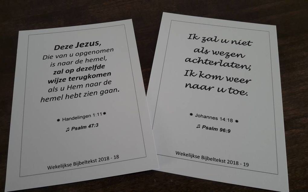 Weekkaarten om Bijbelteksten uit het hoofd te leren. In Elburg doen zo’n driehonderd mensen mee aan het memoriseren van Bijbelgedeelten.  beeld RD