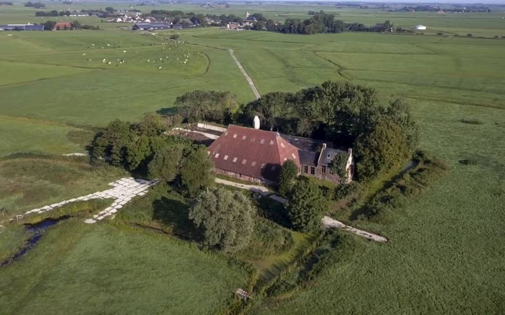 Nijkleaster heeft 4,7 miljoen euro nodig om deze boerderij om te bouwen tot klooster. „Het komt aan op geloof, durf en vertrouwen.”  beeld Nijkleaster