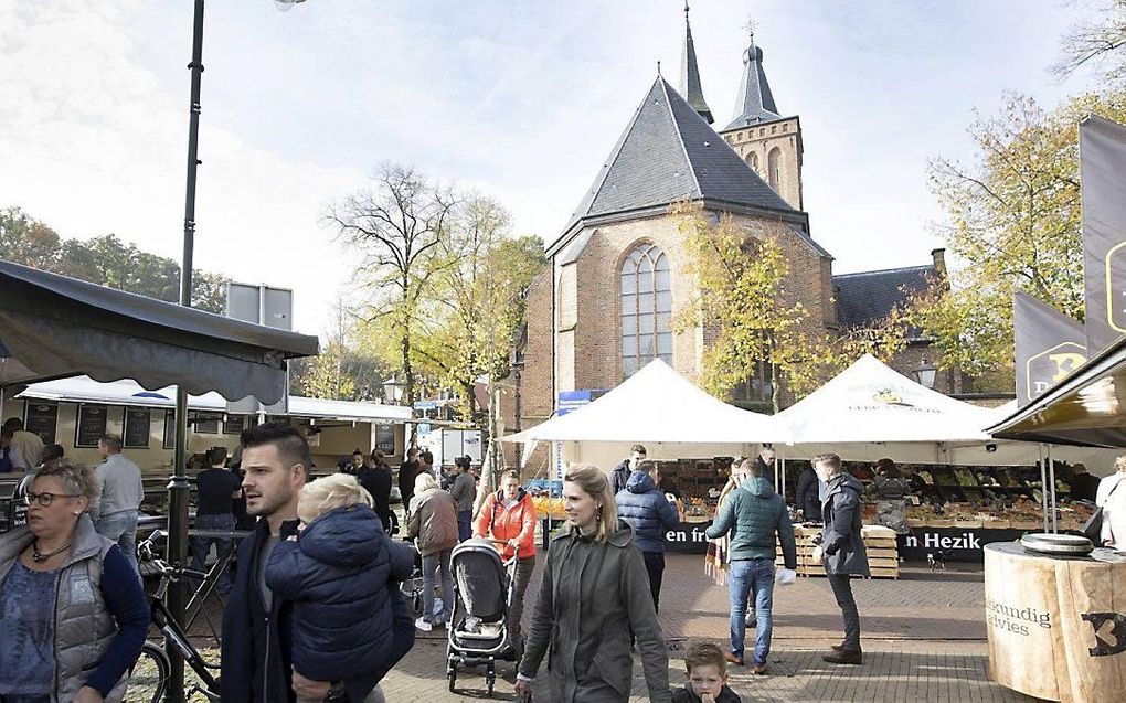 De markt in Scherpenzeel met op de achtergrond de Grote Kerk. Diverse inwoners van de Gelderse plaats worden niet warm van een fusie met Barneveld. beeld RD, Anton Dommerholt