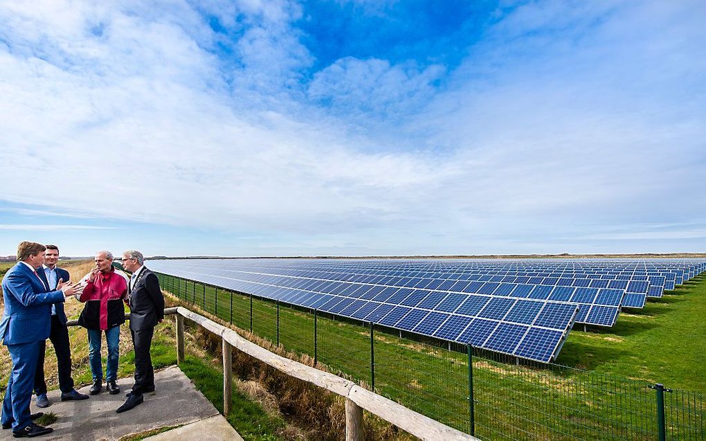 Koning Willem-Alexander op bezoek bij een zonnepark op Ameland. beeld ANP