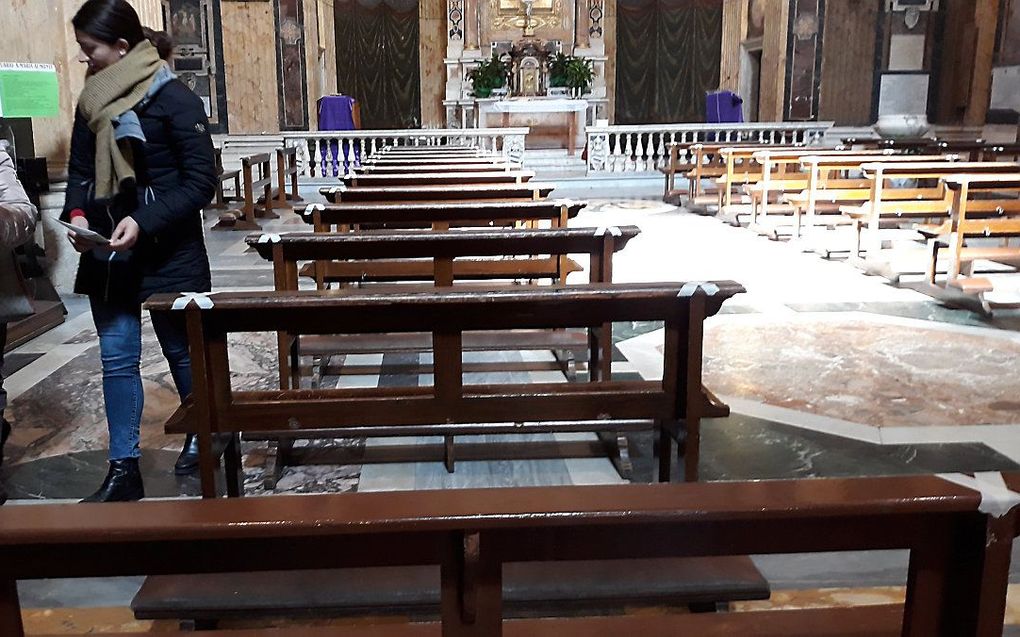 Afgeplakte zitplaatsen in de kerk, in verband met het coronavirus in Italie. Beeld: Ewout Kieckens