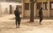 Nigeriaanse agenten bij een school waar twee jaar geleden 110 meisjes werden ontvoerd. beeld AFP, Aminu Abubakar