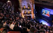 NEW YORK. Zo’n 1500 mensen volgden gisteren in een theater in de New Yorkse wijk Harlem het debat tussen presidentskandidaten Trump en Clinton. beeld Niek Stam