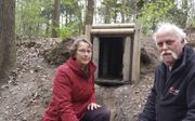 Hanneke Rozema en Henk Kremer bij het onderduikershol in het bos op een paar honderd meter afstand van de boerderij van verzetsstrijder Johannes Post in het Drentse Nieuwlande. beeld Roel Kleine