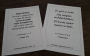 Weekkaarten om Bijbelteksten uit het hoofd te leren. In Elburg doen zo’n driehonderd mensen mee aan het memoriseren van Bijbelgedeelten.  beeld RD