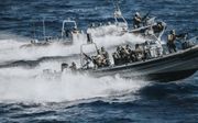 Mariniers scheren met hun snelle Frisc-vaartuigen over het water van de Middellandse Zee. beeld Defensie