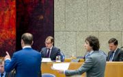 Premier Mark Rutte en Minister Eric Wiebes van Economische Zaken en Klimaat tijdens het Tweede Kamerdebat over de omstreden memo's rond de afschaffing van de dividendbelasting in april dit jaar. beeld ANP, Jerry Lampen