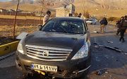 De auto van de Iraanse atoomwetenschapper Fakhrizadeh werd vrijdag met kogels doorzeefd. beeld AFP