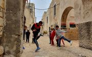 Spelende kinderen in Tripoli, de hoofdstad van Libië. beeld AFP